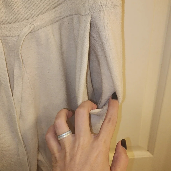 Abercrombie & Fitch soft cream color sweatpants size MED - Picture 2 of 6